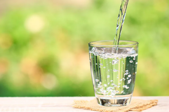 syarat air layak konsumsi, air minum sehat untuk anak, air jernih belum tentu bersih, kualitas air minum, kontaminasi air pada anak, air yang aman untuk balita, tips memilih air minum, kesehatan anak dan air minum, parenting dan nutrisi anak